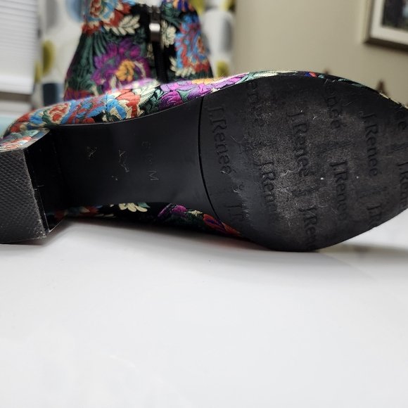 Beautiful embroidered boot - Picture 6 of 8